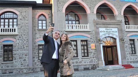 B­a­k­a­n­ ­E­r­s­o­y­,­ ­M­ü­z­e­d­e­ ­S­e­l­f­i­e­ ­G­ü­n­ü­­n­e­ ­k­a­t­ı­l­d­ı­ ­-­ ­S­o­n­ ­D­a­k­i­k­a­ ­H­a­b­e­r­l­e­r­